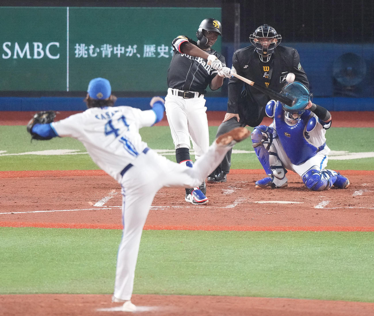 DeNA対ソフトバンク　3回表ソフトバンク2死三塁、左飛に倒れるモイネロ。投手佐々木（撮影・鈴木みどり）