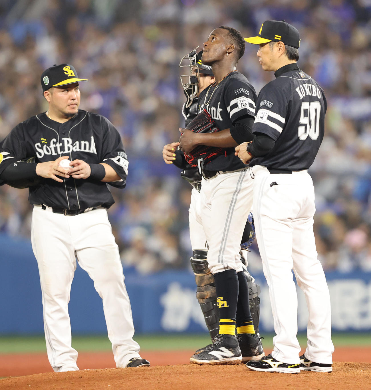 DeNA対ソフトバンク　7回途中に降板のモイネロ、小久保監督自らマウンドに行く（撮影・梅根麻紀）