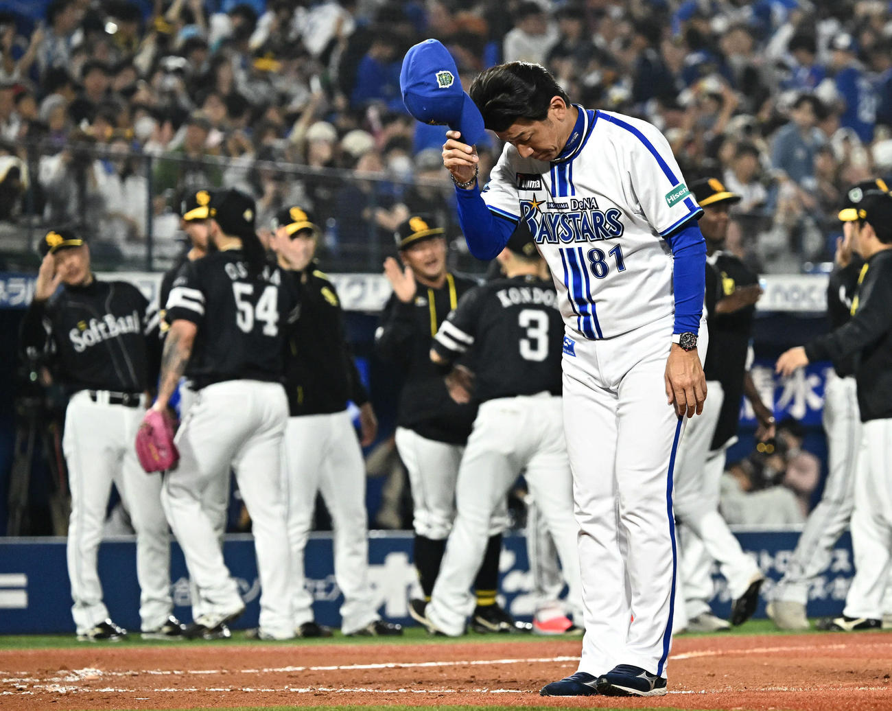 DeNA対ソフトバンク　2連敗し悔しげにファンにあいさつするDeNA三浦監督（手前）（撮影・滝沢徹郎）