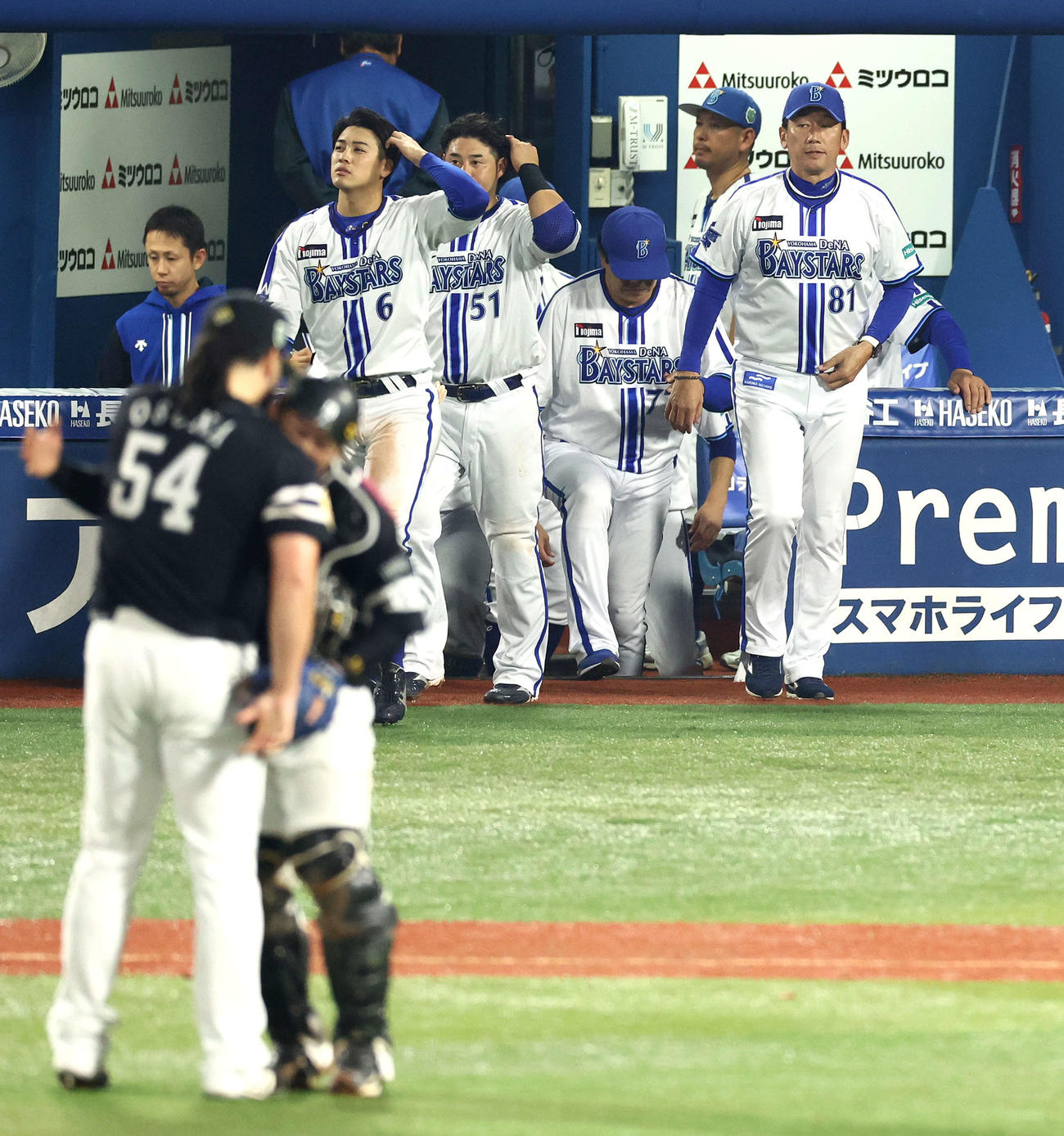 DeNA対ソフトバンク　ソフトバンクに敗れ整列に向かうDeNA三浦監督（右）（撮影・河田真司）
