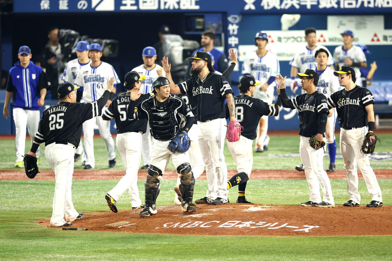 DeNA対ソフトバンク　DeNAに勝利し、マウンドでタッチを交わすソフトバンクナイン（撮影・河田真司）