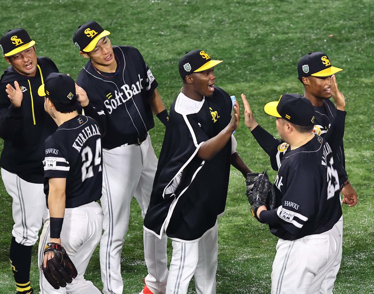 DeNA対ソフトバンク　勝利投手のモイネロ（右）は山川とハイタッチして喜ぶ（撮影・上田博志）