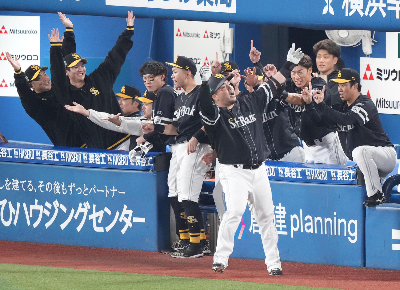 DeNA対ソフトバンク　1回表ソフトバンク2死一塁、先制の左越え2点本塁打を放った山川はどすこいポーズ（撮影・鈴木みどり）