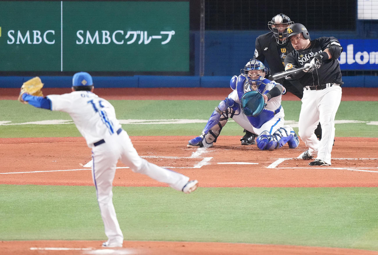 DeNA対ソフトバンク　1回表ソフトバンク2死一塁、先制の左越え2点本塁打を放つ山川。投手大貫（撮影・鈴木みどり）