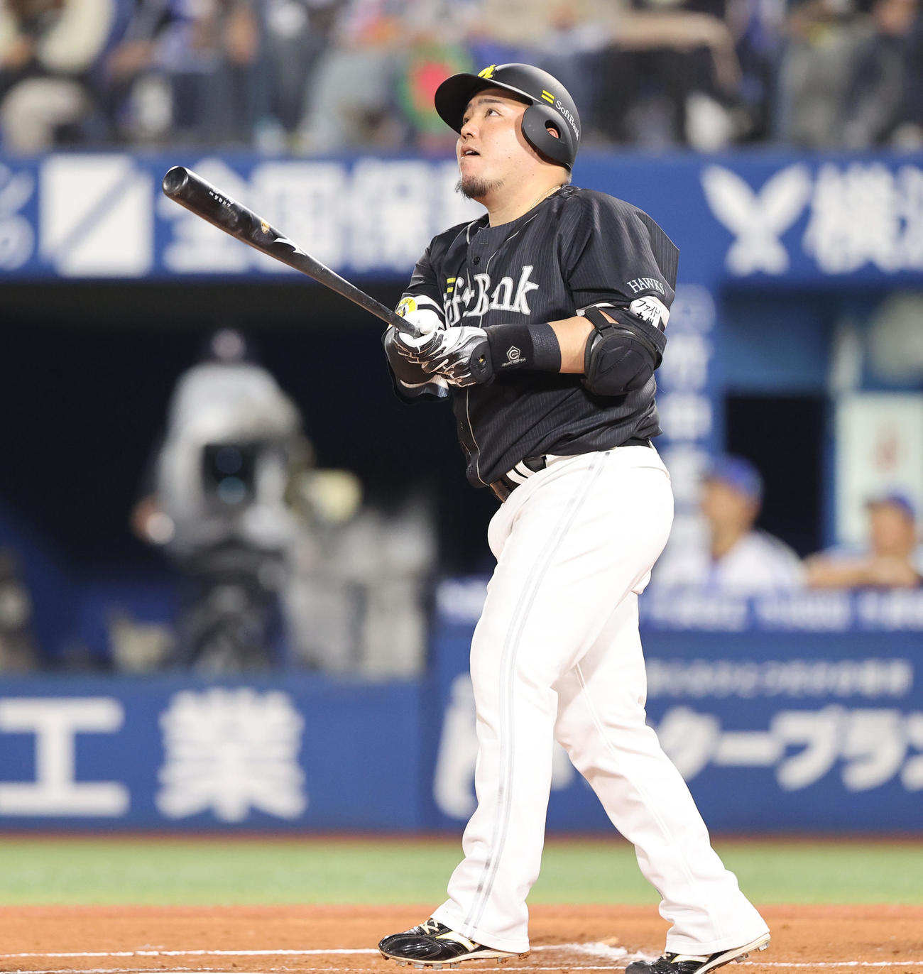DeNA対ソフトバンク　1回表ソフトバンク2死一塁、山川は左越えに先制となる2点本塁打を放つ（撮影・梅根麻紀）