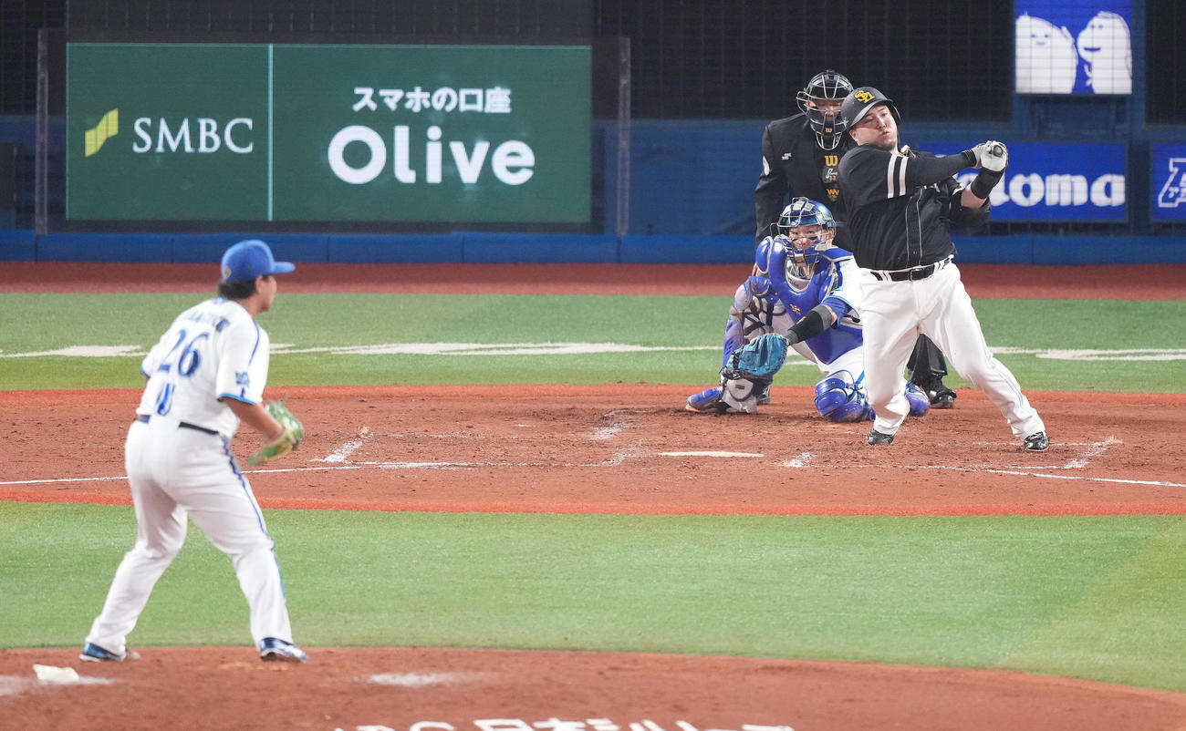 DeNA対ソフトバンク　4回表ソフトバンク2死二塁、左前適時打を放つ山川。投手浜口（撮影・鈴木みどり）