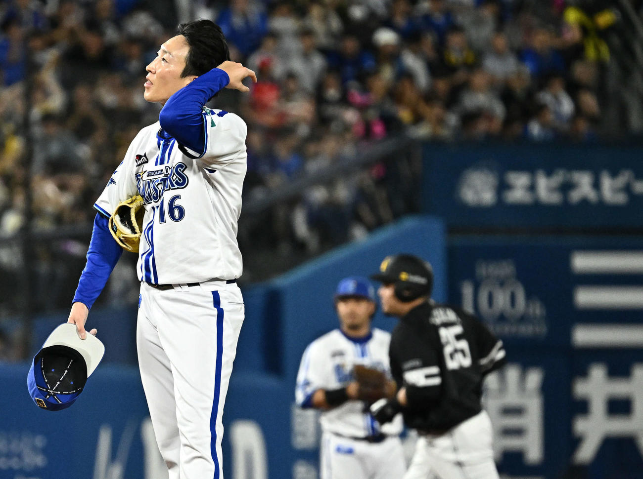 DeNA対ソフトバンク　1回表ソフトバンク2死一塁、山川に先制2点本塁打を許し厳しい表情の大貫（撮影・滝沢徹郎）