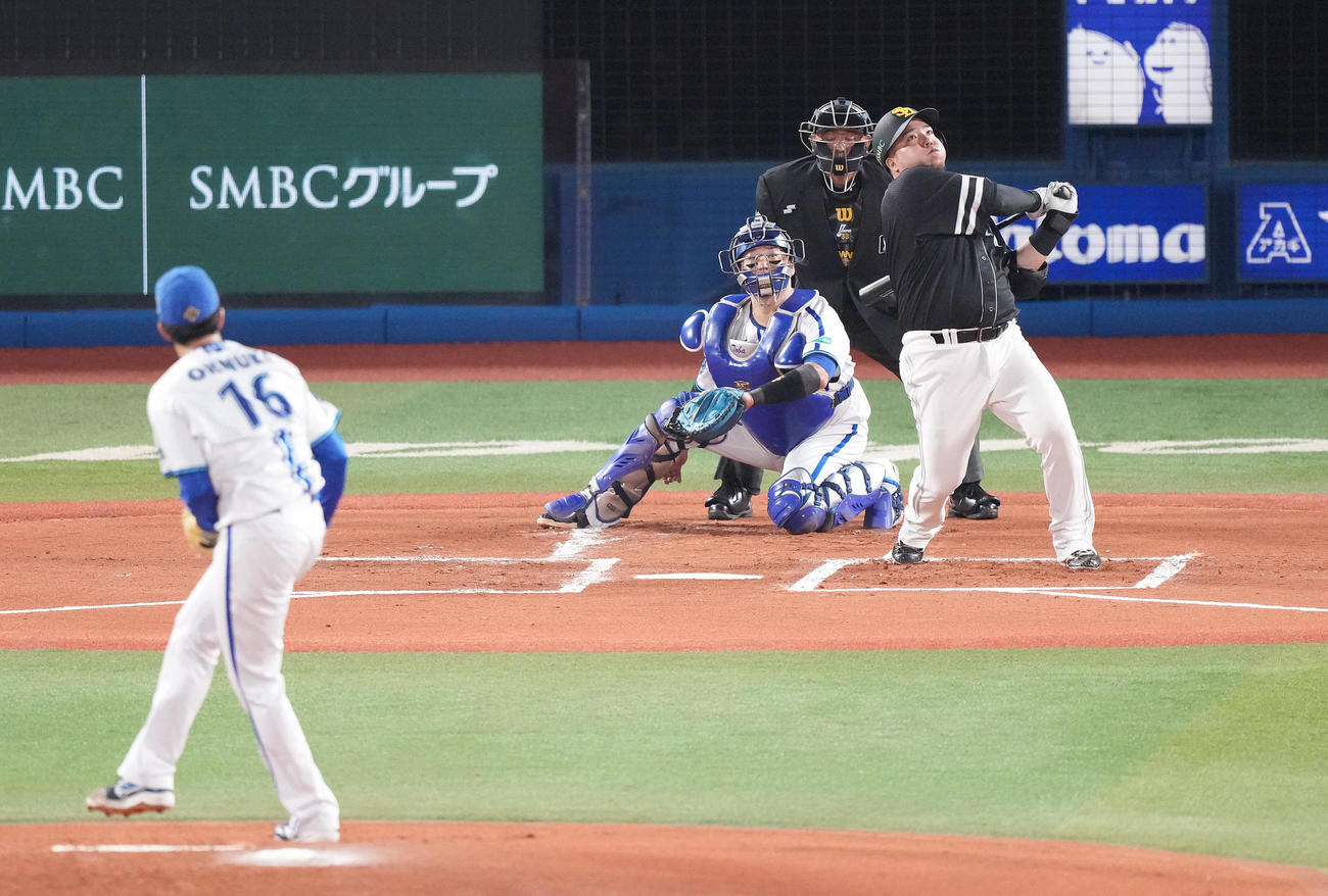 DeNA対ソフトバンク　1回表ソフトバンク2死一塁、先制の左越え2点本塁打を放つ山川。投手大貫（撮影・鈴木みどり）