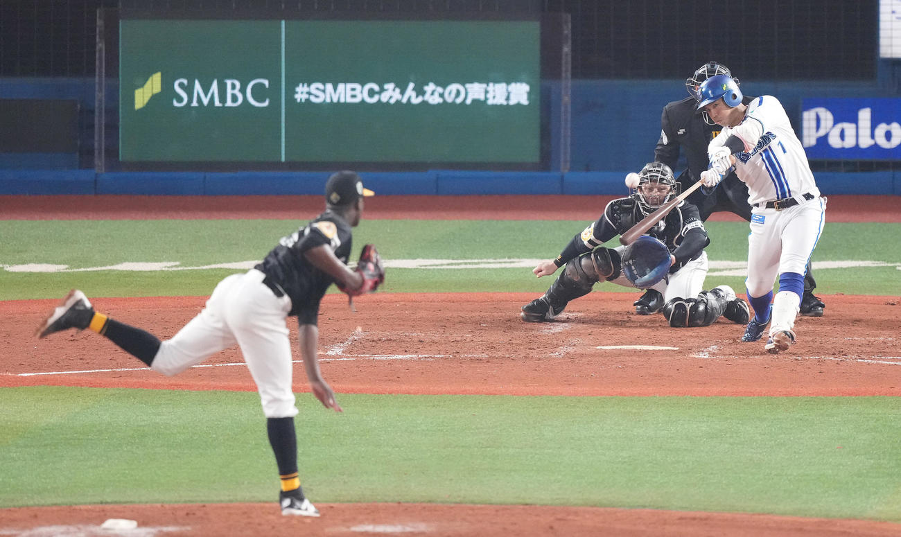 DeNA対ソフトバンク　5回裏DeNA1死二、三塁、左2点適時二塁打を放つ桑原。投手モイネロ（撮影・鈴木みどり）