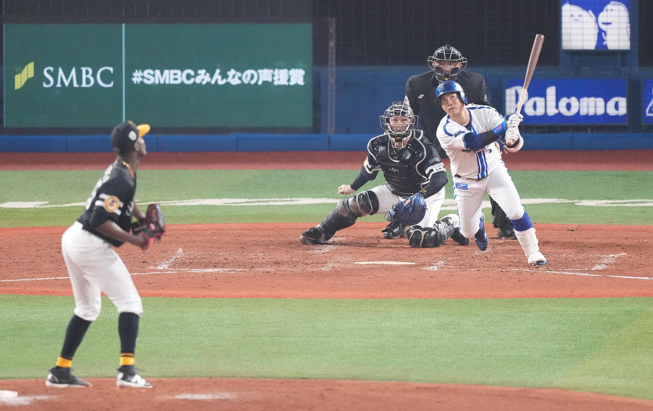 DeNA対ソフトバンク　5回裏DeNA1死二、三塁、左2点適時二塁打を放つ桑原。投手モイネロ（撮影・鈴木みどり）