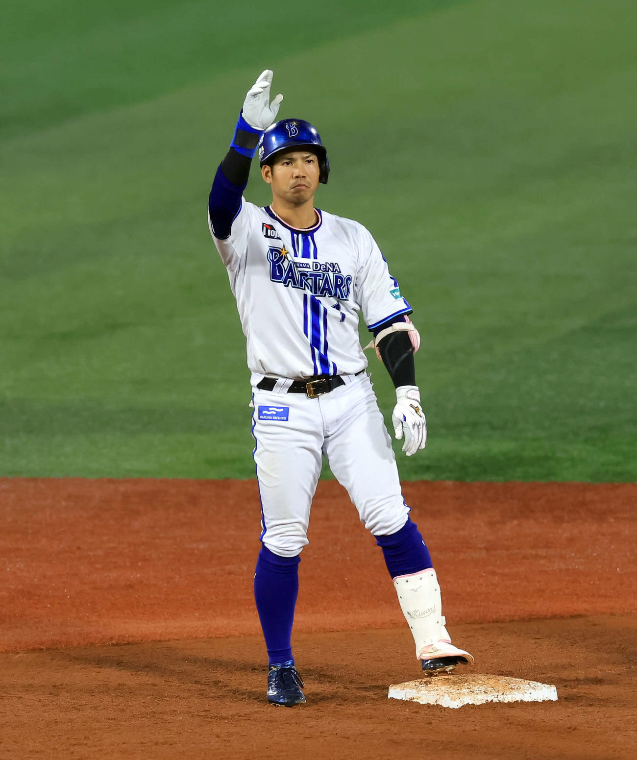 DeNA対ソフトバンク　5回裏DeNA1死二、三塁、2点適時二塁打を放った桑原はポーズ（撮影・浅見桂子）