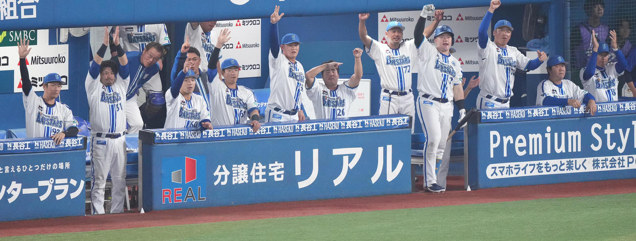 DeNA対ソフトバンク　5回裏DeNA1死二、三塁、桑原の左2点適時二塁打に盛り上がるベンチ（撮影・鈴木みどり）