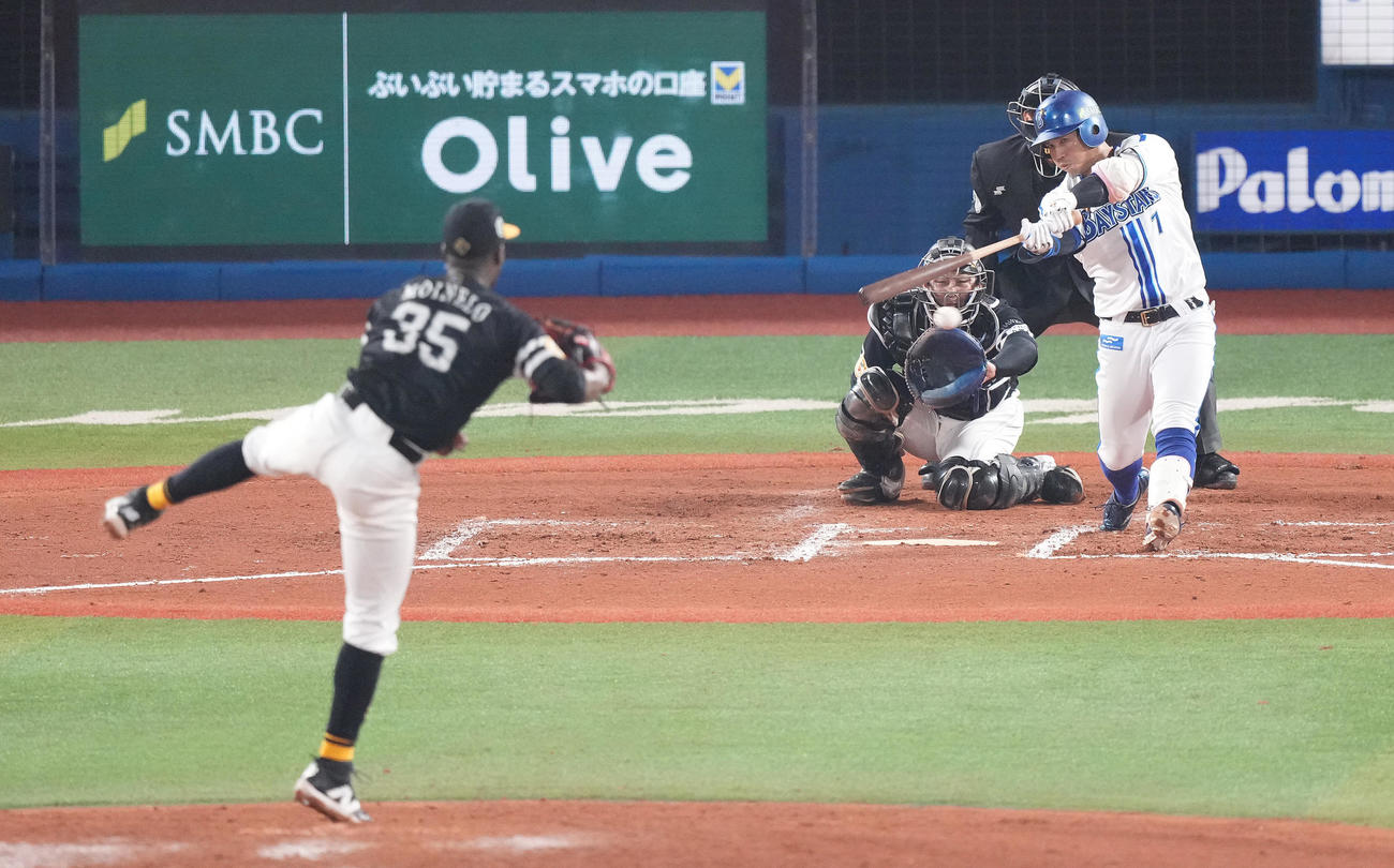 DeNA対ソフトバンク　7回裏DeNA2死、左前打を放つ桑原。投手モイネロ（撮影・鈴木みどり）