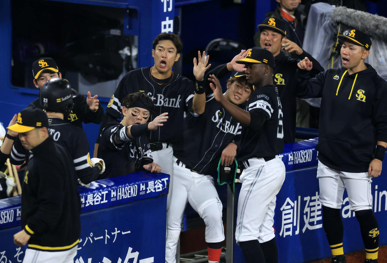 DeNA対ソフトバンク　4回表ソフトバンク2死二塁、山川の左適時打で生還した周東（左）をハイタッチで迎えるモイネロら（撮影・浅見桂子）