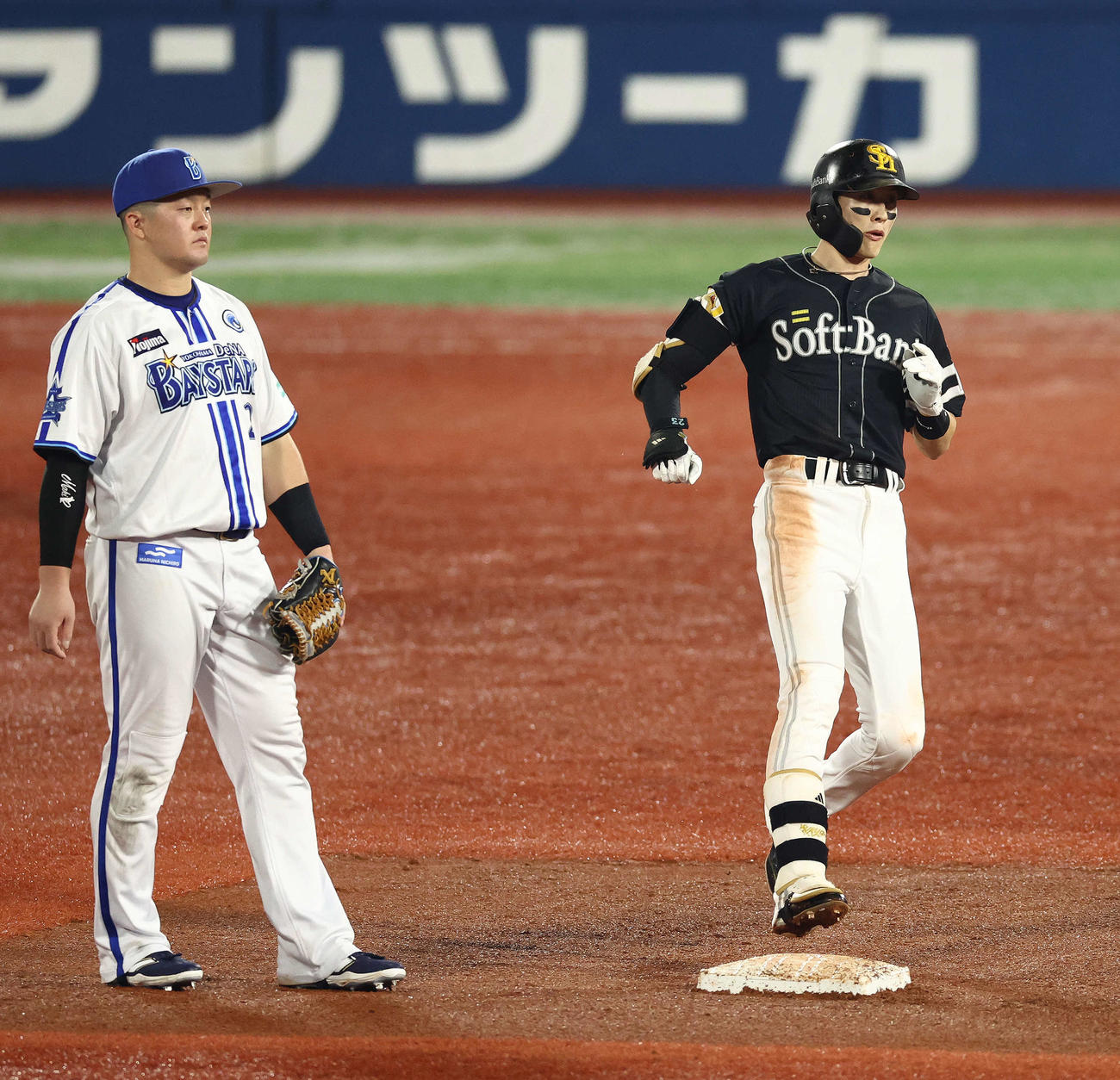 DeNA対ソフトバンク　4回表ソフトバン1死、左翼線に二塁打を放ち出塁する周東。二塁手牧（撮影・河田真司）