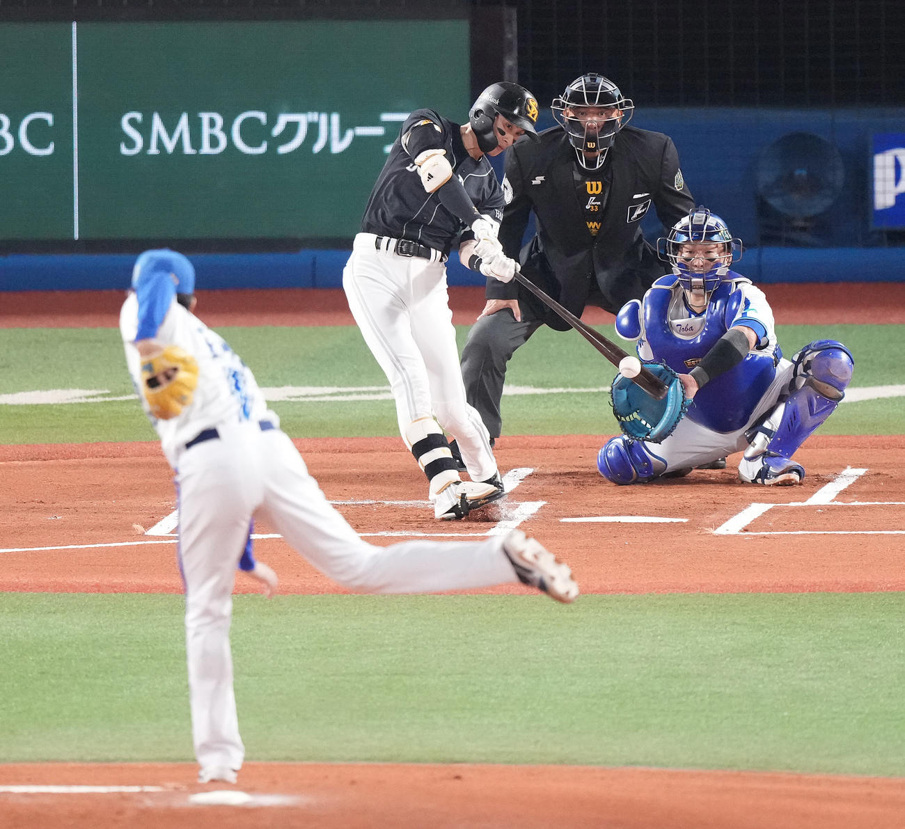 DeNA対ソフトバンク　1回表ソフトバンク1死、右前打を放つ周東。投手大貫（撮影・鈴木みどり）