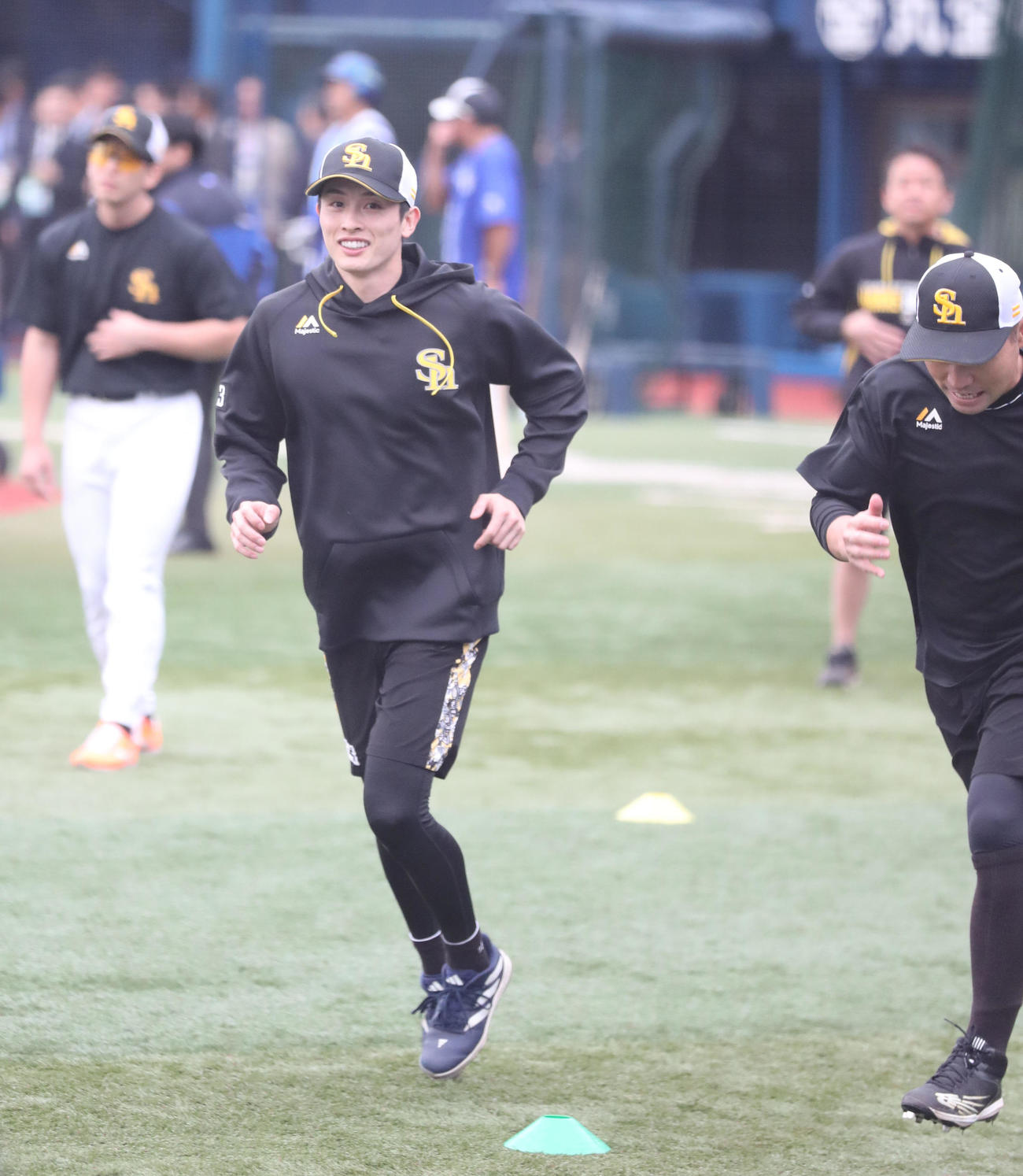 DeNA対ソフトバンク　試合前に軽めのランニングで体をほぐす周東（撮影・梅根麻紀）