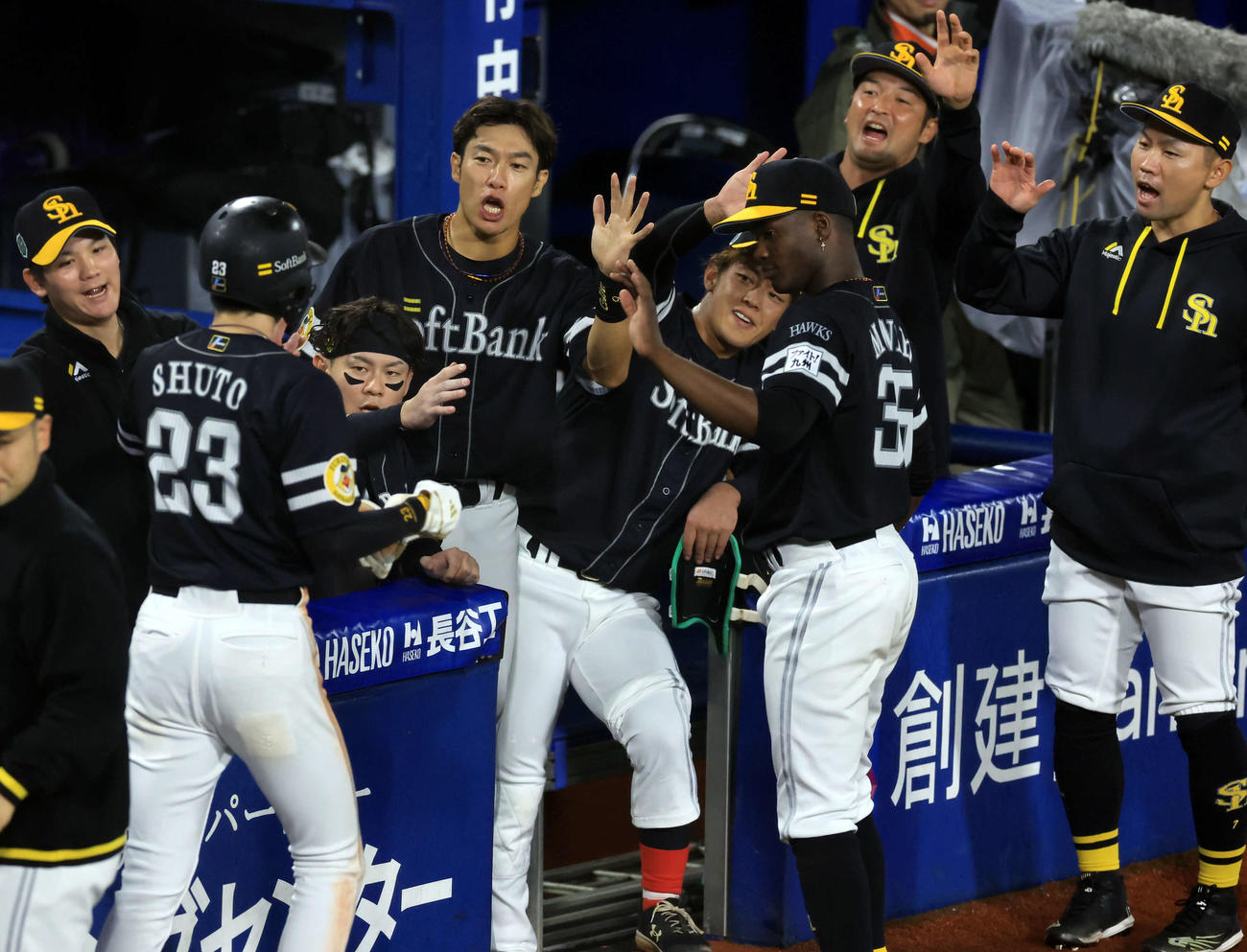 DeNA対ソフトバンク　4回表ソフトバンク2死二塁、山川の左適時打で生還した周東（左）をハイタッチで迎えるモイネロら（撮影・浅見桂子）