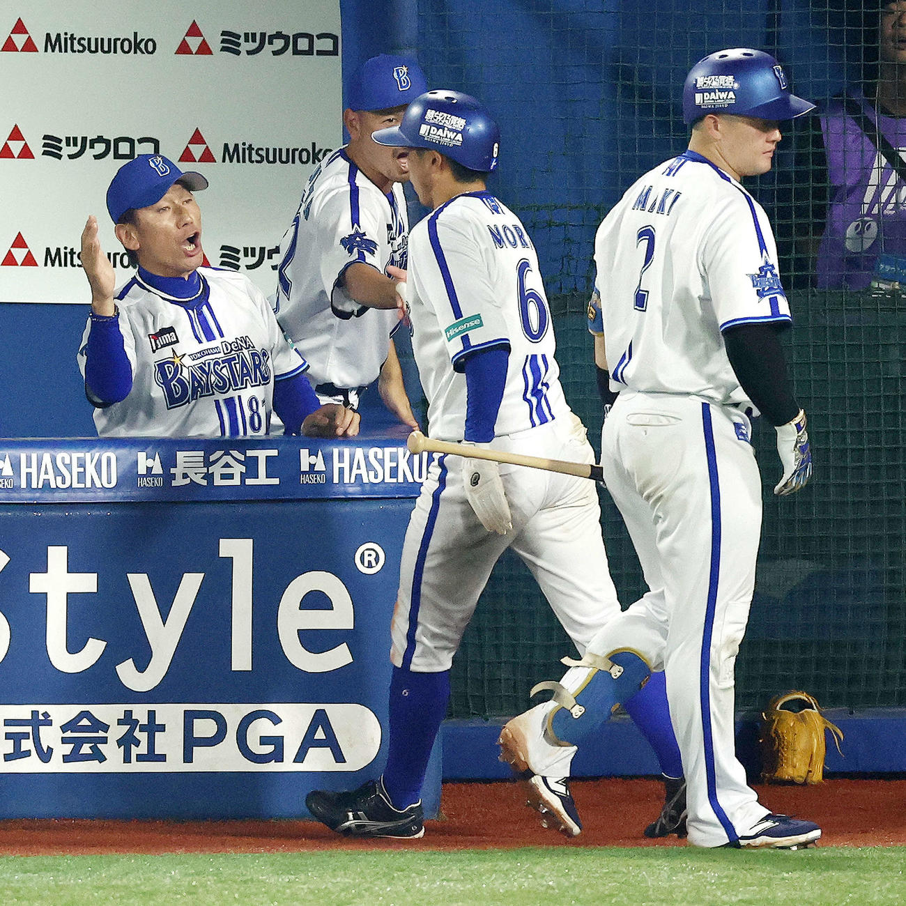 DeNA対ソフトバンク　5回裏DeNA1死二、三塁、桑原の2点適時二塁打で生還する森敬（中央）を迎える三浦監督（撮影・河田真司）