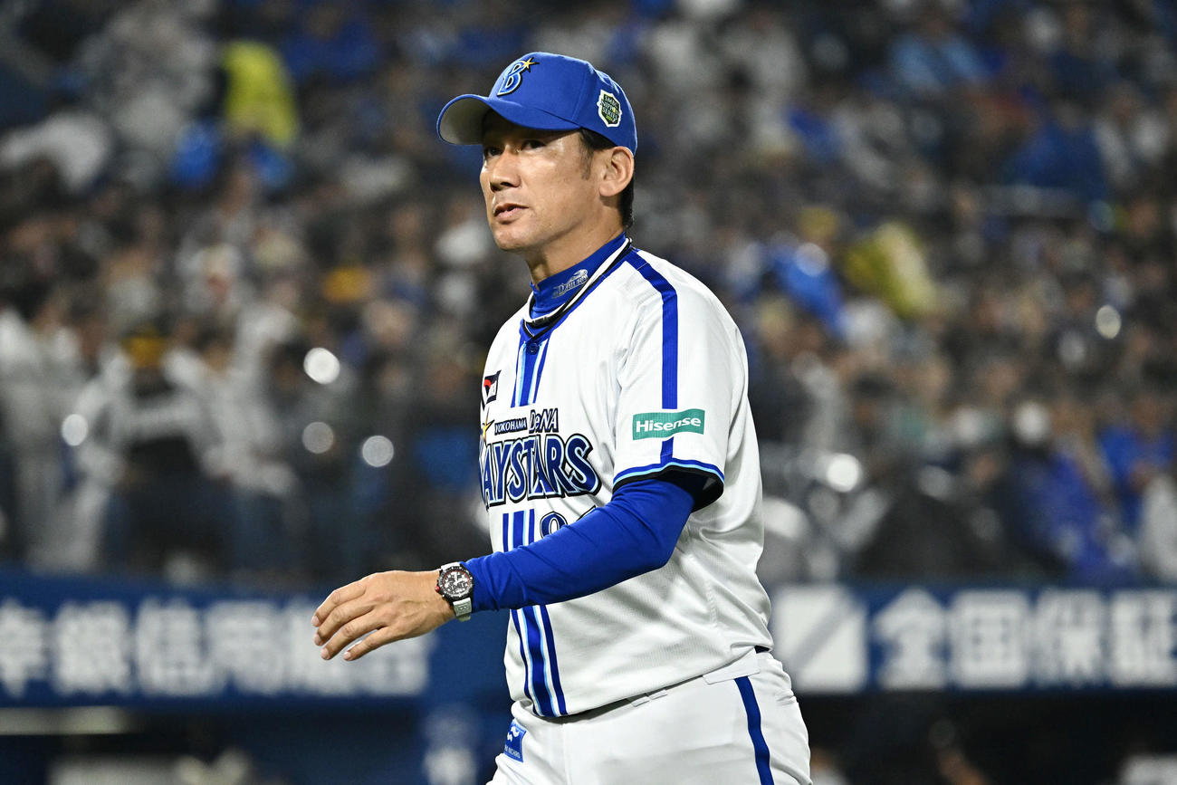 DeNA対ソフトバンク　7回表、マウンドで交代を告げベンチへ引き揚げるDeNA三浦監督（撮影・滝沢徹郎）