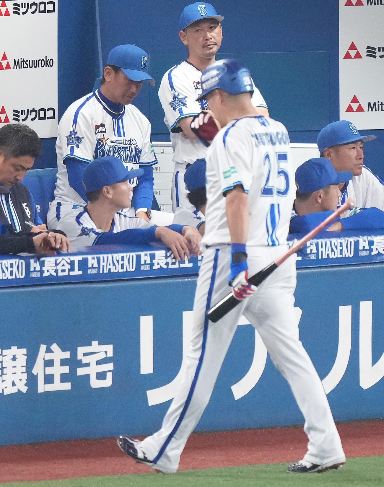 DeNA対ソフトバンク　4回裏DeNA1死一塁、空振り三振に倒れベンチへ戻る筒香（手前）とベンチでうつむく三浦監督（左奥）（撮影・鈴木みどり）