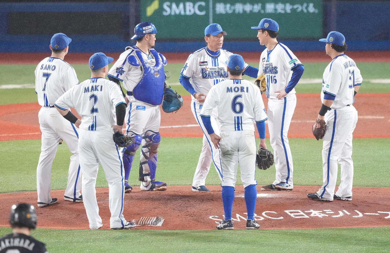 DeNA対ソフトバンク　3回表、大貫（右から2人目）に降板を告げるDeNA三浦監督（中央）（撮影・鈴木みどり）