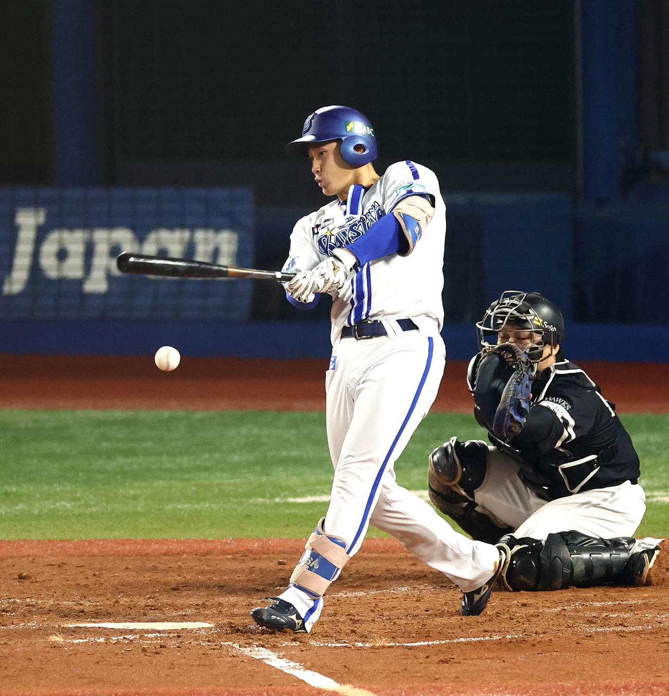 DeNA対ソフトバンク　5回裏DeNA1死一塁、左翼線に二塁打を放つ松尾（撮影・河田真司）