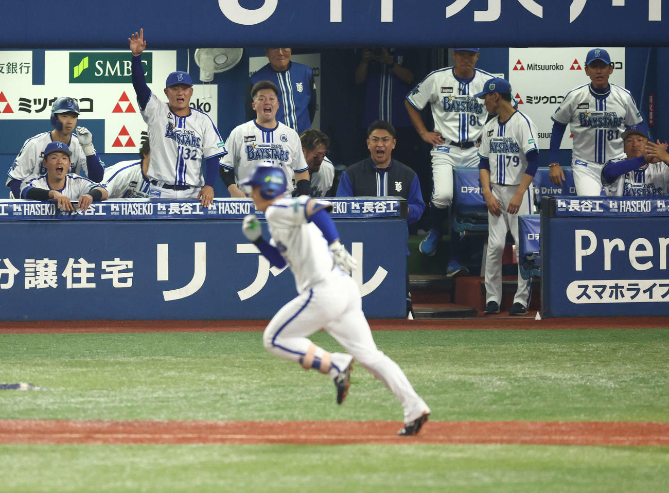 DeNA対ソフトバンク　5回裏DeNA1死一塁、松尾の二塁打で盛り上がるDeNAベンチ（撮影・河田真司）