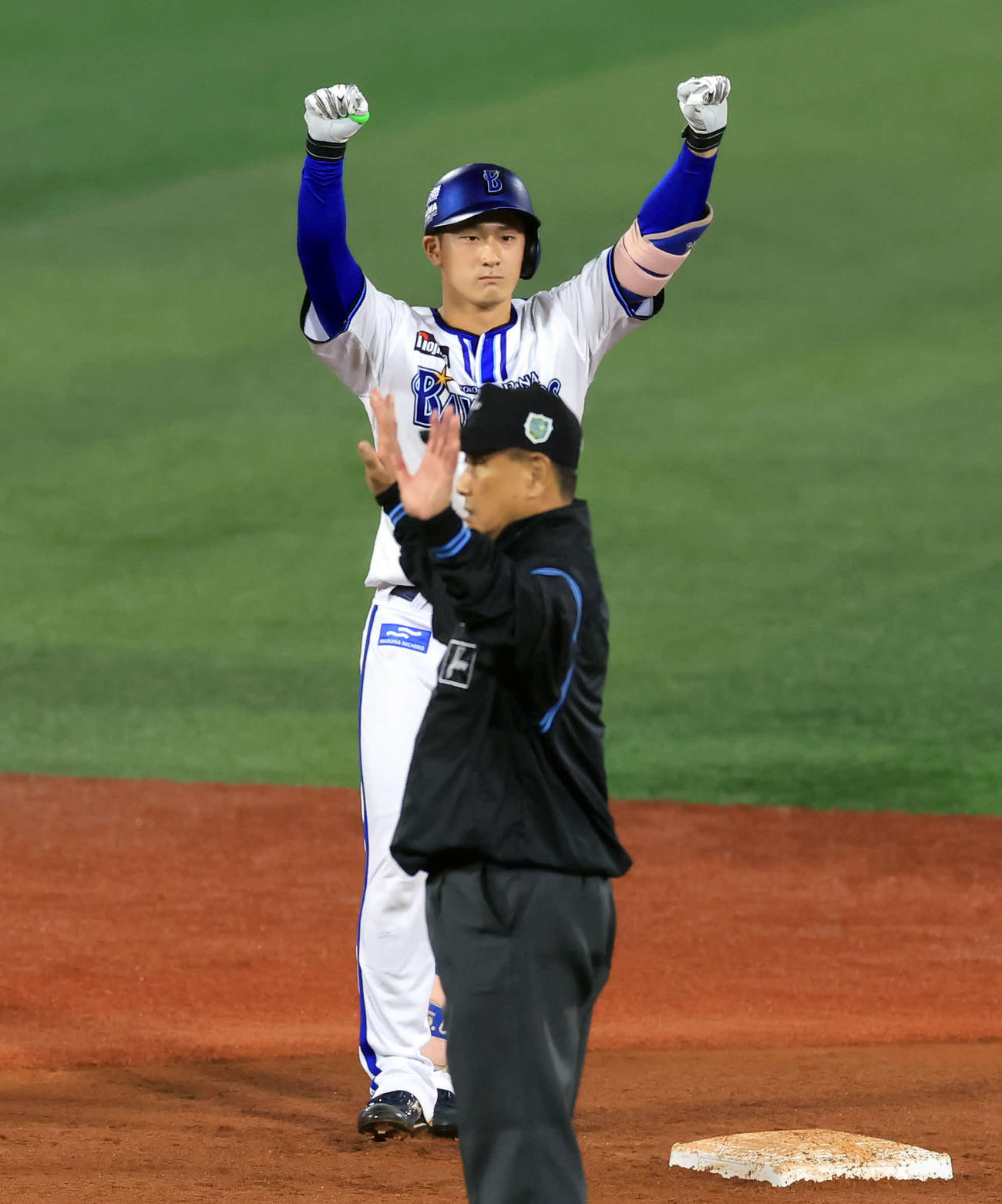 DeNA対ソフトバンク　5回裏DeNA1死一塁、左二塁打を放った松尾はガッツポーズ（撮影・浅見桂子）