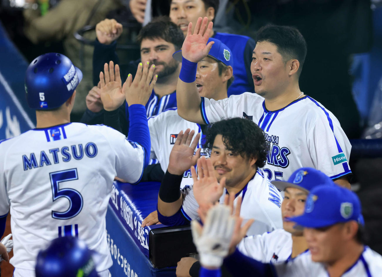 DeNA対ソフトバンク　5回裏DeNA1死二、三塁、桑原の2点適時二塁打で生還した松尾（左）らを笑顔で迎える筒香（右）ら（撮影・浅見桂子）
