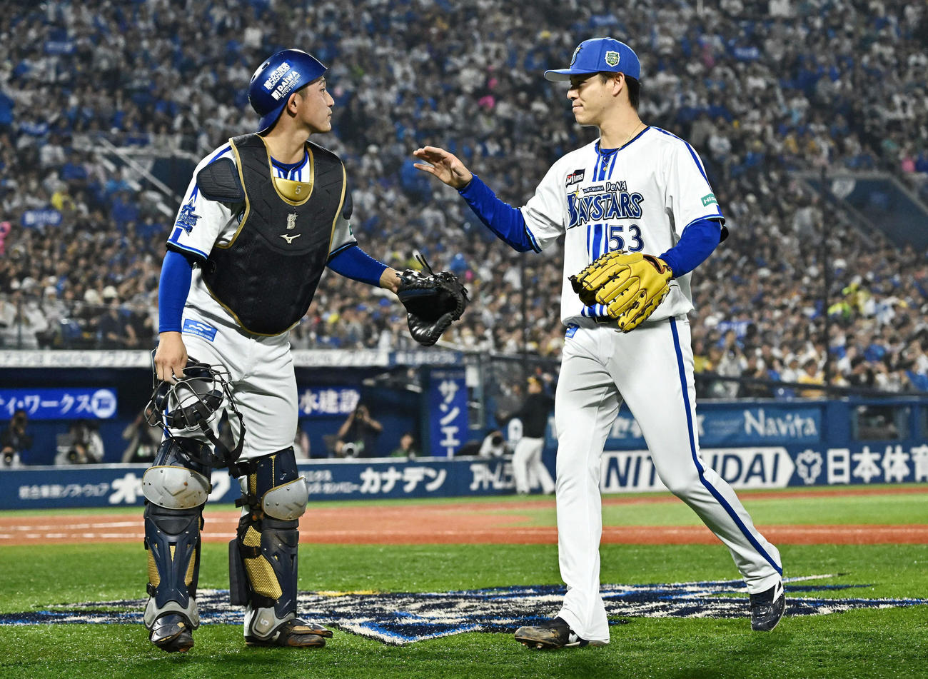 DeNA対ソフトバンク　6回を終えタッチを交わすDeNA松尾（左）と中川颯（撮影・滝沢徹郎）