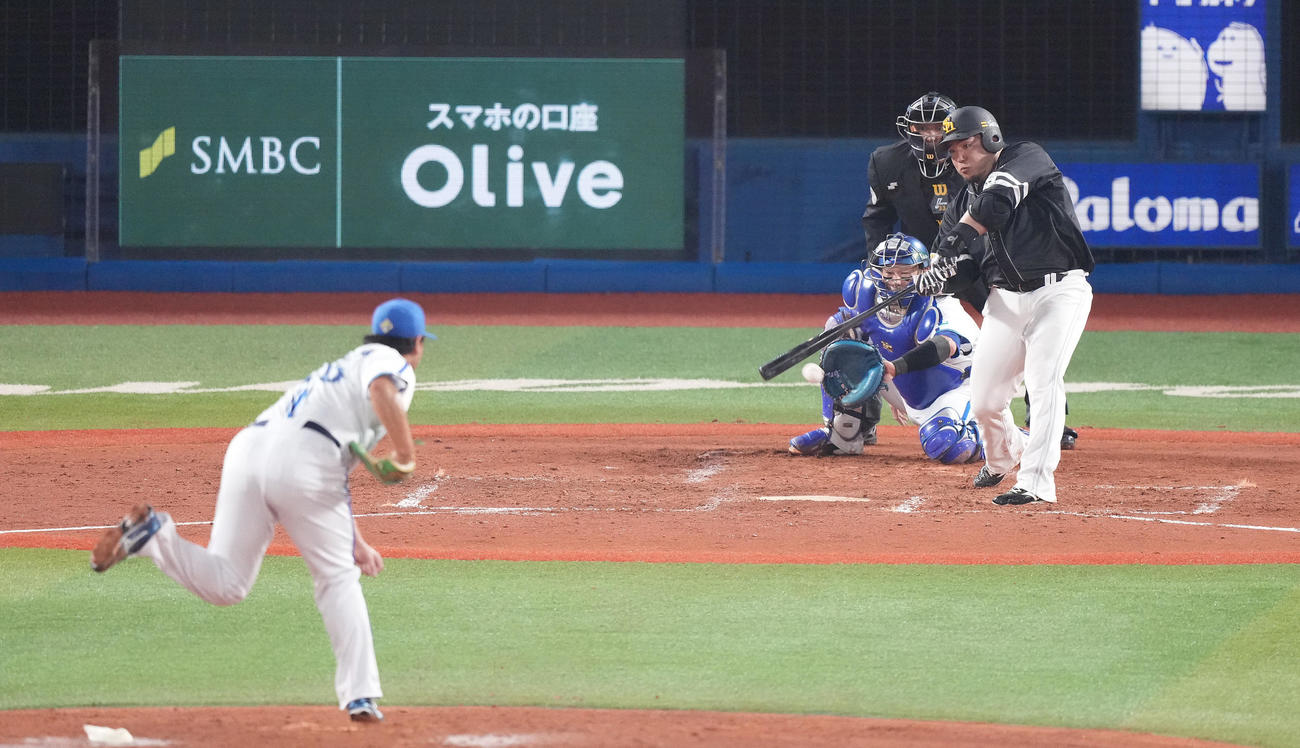 DeNA対ソフトバンク　4回表ソフトバンク2死二塁、左前適時打を放つ山川。投手浜口（撮影・鈴木みどり）