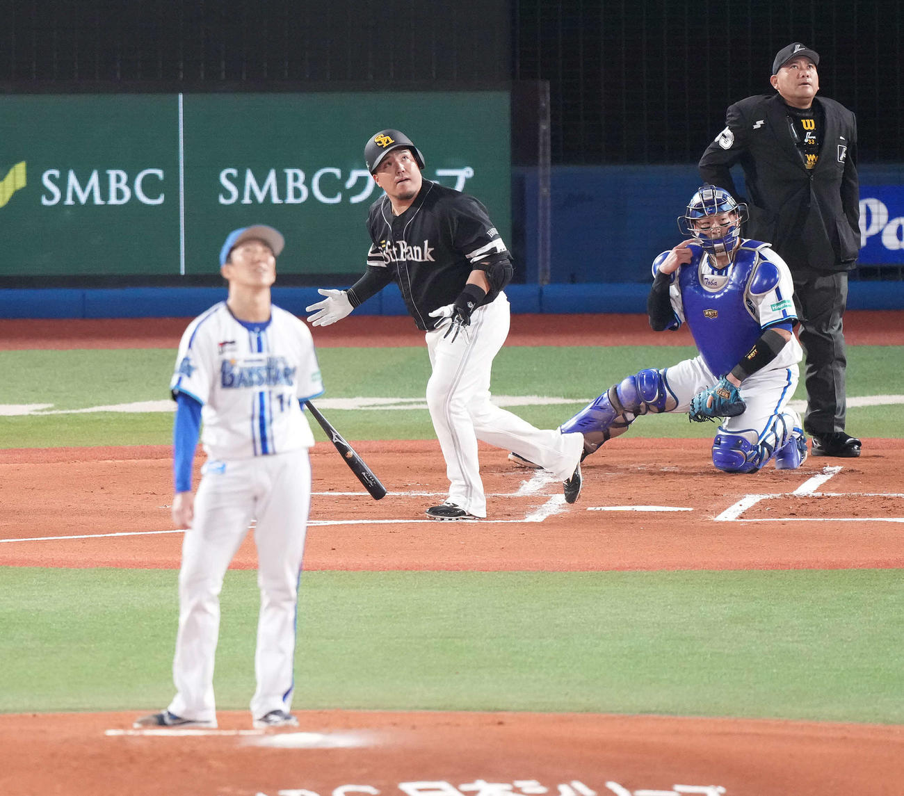DeNA対ソフトバンク　1回表ソフトバンク2死一塁、先制の左越え2点本塁打を放つ山川。投手大貫（撮影・鈴木みどり）
