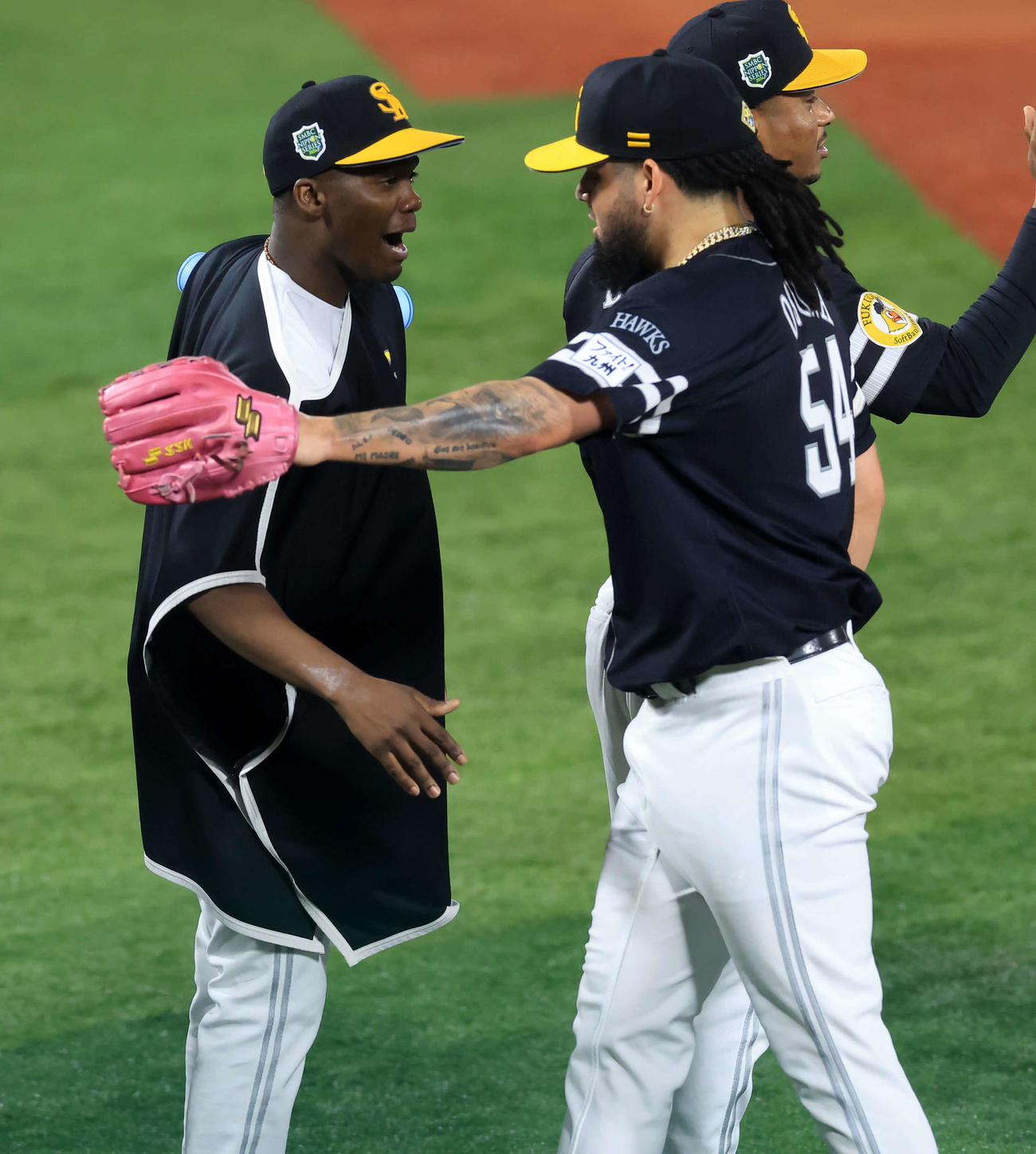 DeNA対ソフトバンク　2連勝で、勝利投手のモイネロ（左）は笑顔でオスナとハイタッチ（撮影・浅見桂子）