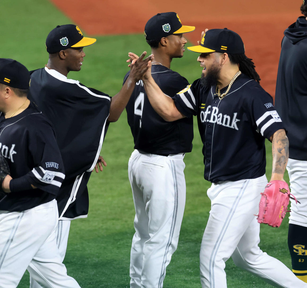 DeNA対ソフトバンク　2連勝で、勝利投手のモイネロ（左）は笑顔でオスナとハイタッチ（撮影・浅見桂子）