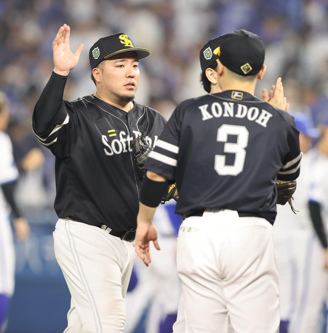 DeNA対ソフトバンク　DeNAに連勝しナインとハイタッチをかわす山川（撮影・梅根麻紀）