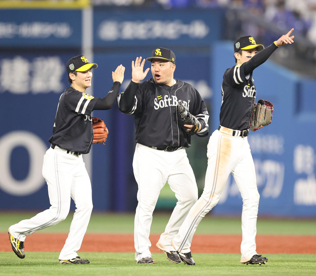 DeNA対ソフトバンク　DeNAに連勝しナインとハイタッチをかわす山川（撮影・梅根麻紀）