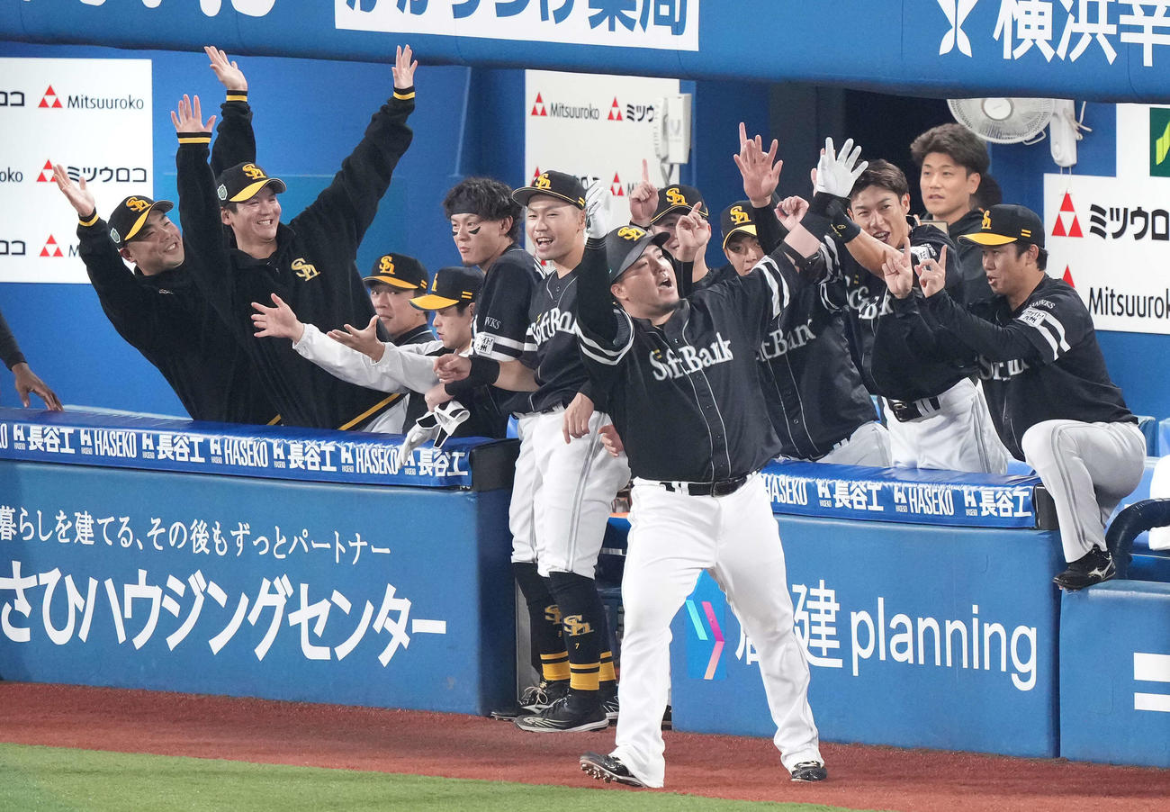 DeNA対ソフトバンク　1回表ソフトバンク2死一塁、先制の左越え2点本塁打を放った山川はどすこいポーズ（撮影・鈴木みどり）