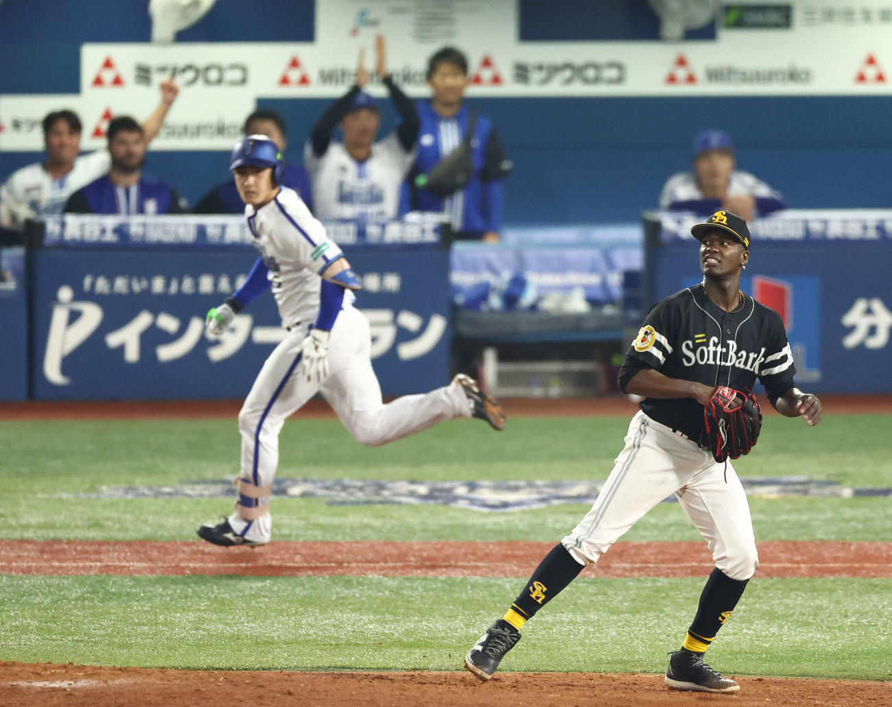 DeNA対ソフトバンク　5回裏DeNA1死一塁、松尾に二塁打を浴びるモイネロ（撮影・河田真司）