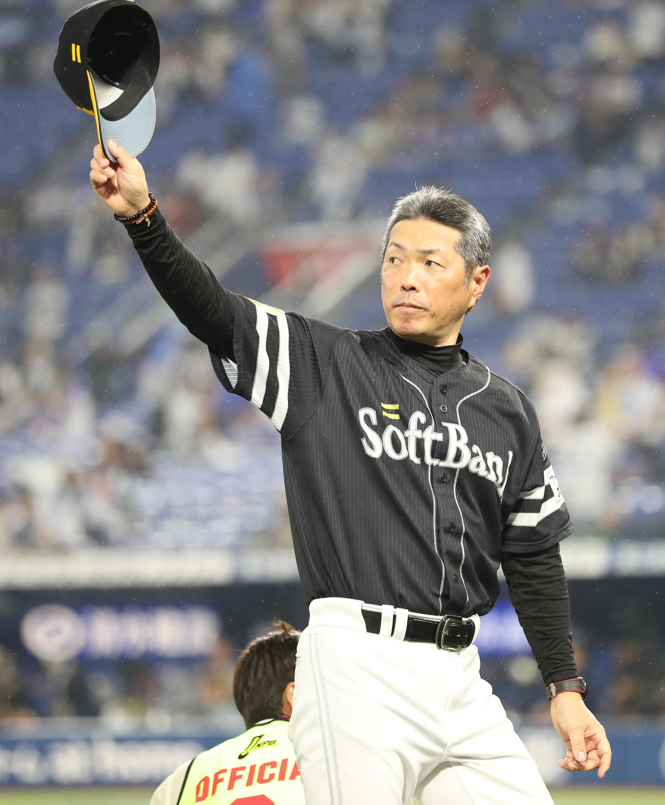 DeNA対ソフトバンク　ヒーローインタビューを終えた小久保監督はファンに手を振る（撮影・梅根麻紀）