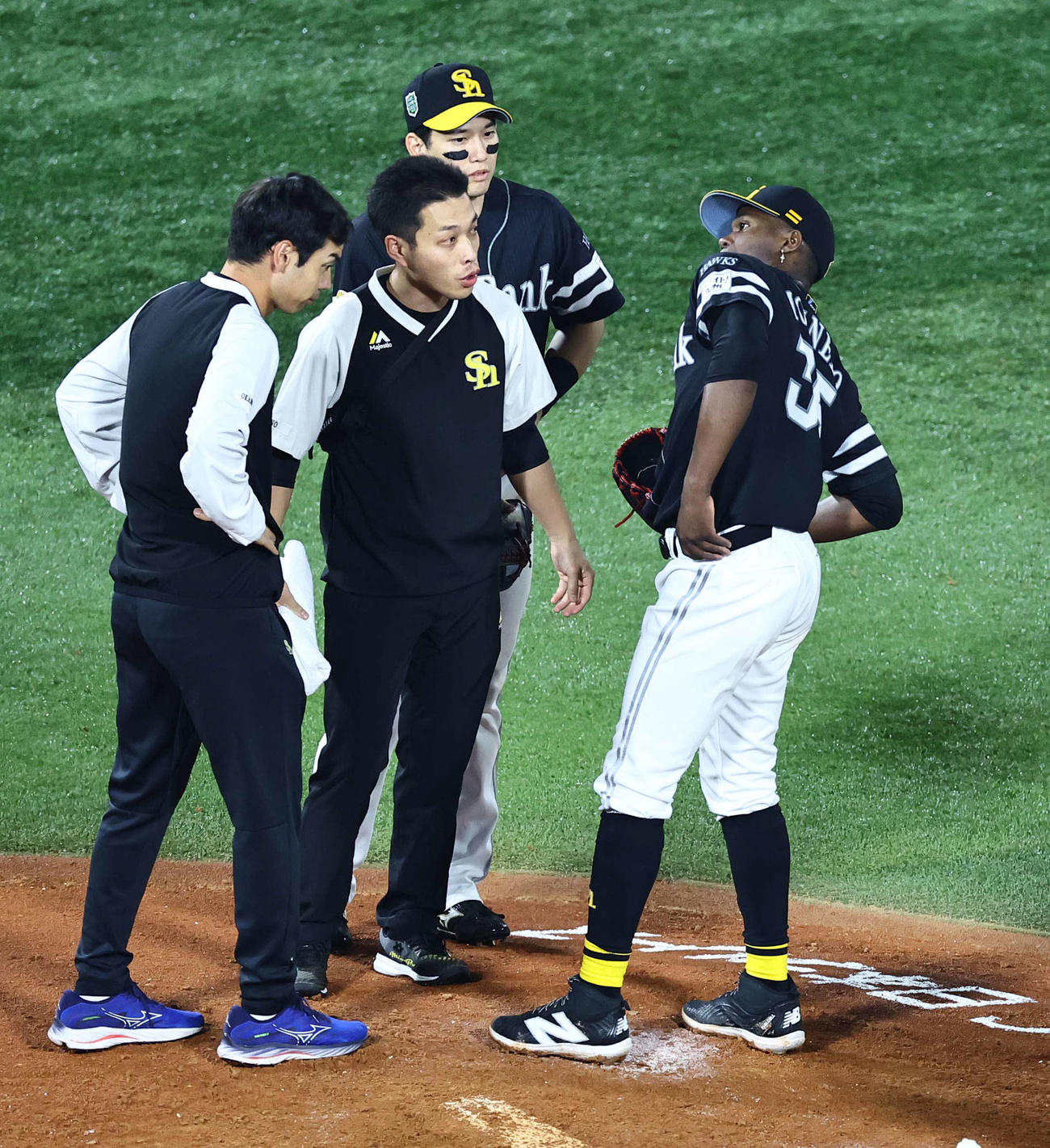 DeNA対ソフトバンク　5回裏DeNA1死、モイネロ（右）は森の打球が腰に当たる（撮影・上田博志）