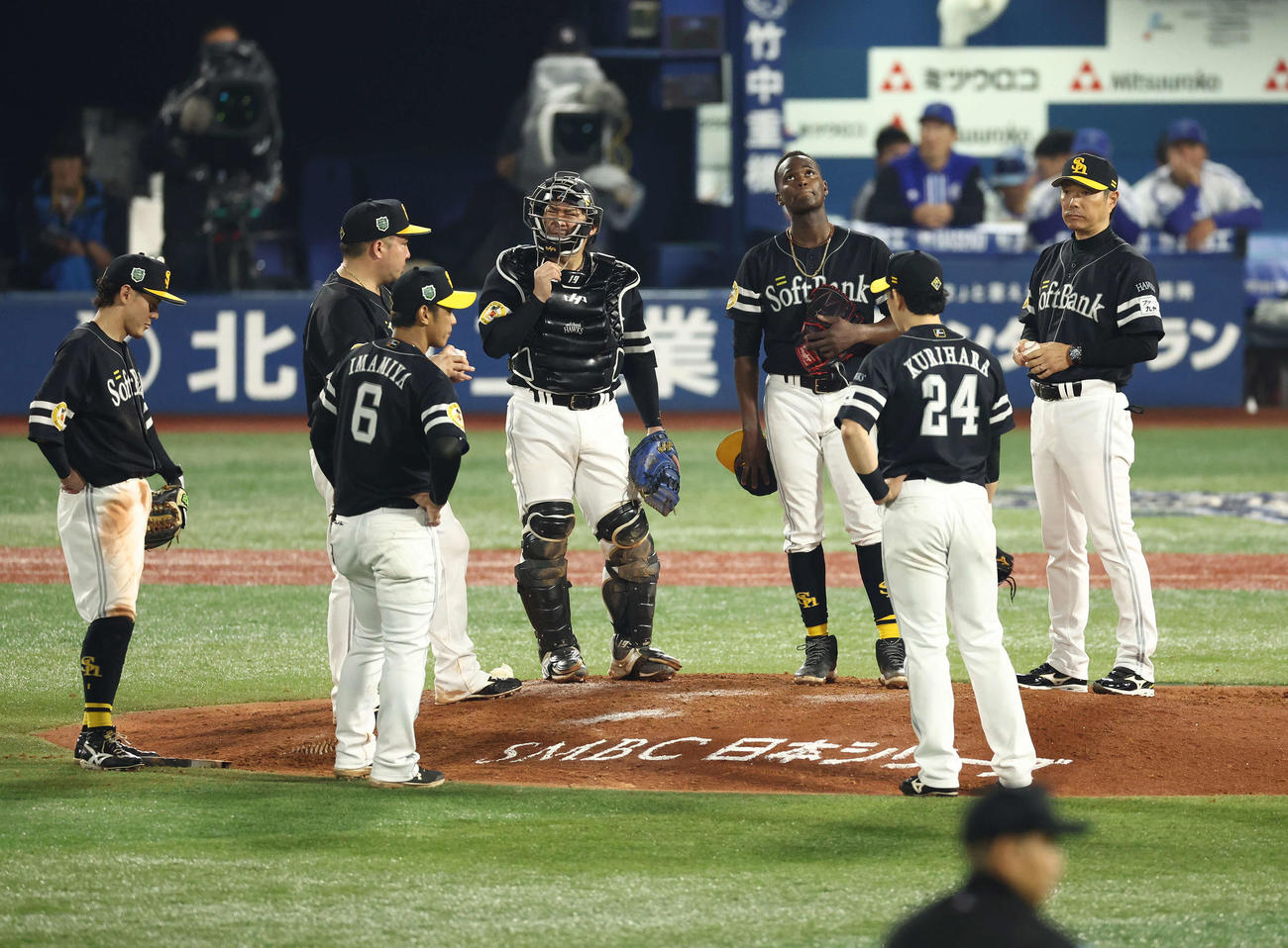 DeNA対ソフトバンク　7回裏DeNA2死一、二塁、モイネロが降板となり、マウンドに集まるソフトバンクナインと小久保監督（右）（撮影・河田真司）