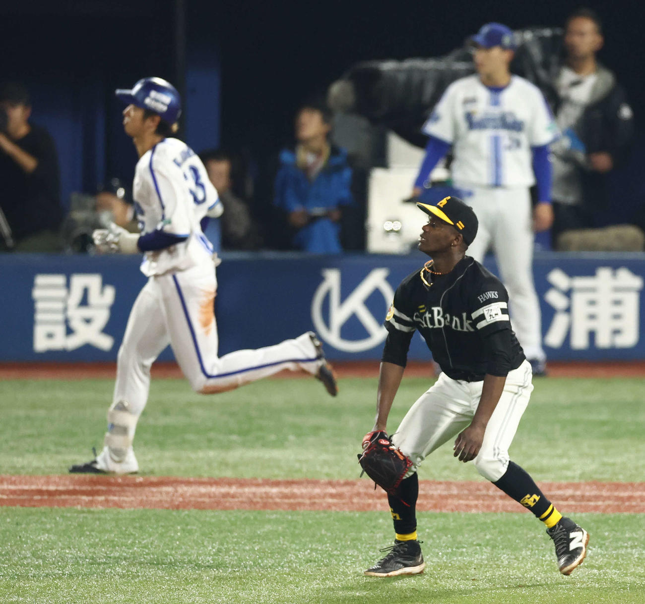 DeNA対ソフトバンク　7回裏DeNA2死一塁、梶原に右前打を浴びるモイネロ（撮影・河田真司）
