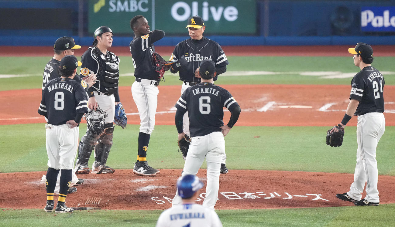 DeNA対ソフトバンク　7回裏、先発モイネロ（左から4人目）に降板を告げるソフトバンク小久保監督（撮影・鈴木みどり）