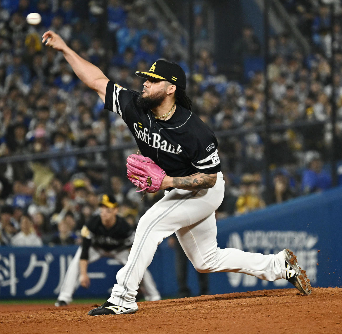 DeNA対ソフトバンク　9回裏、ソフトバンク4番手で試合を締めたオスナ（撮影・滝沢徹郎）