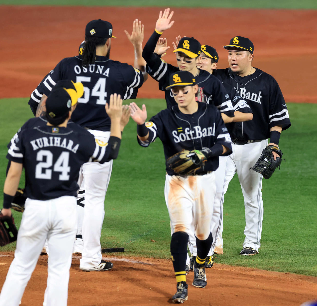 DeNA対ソフトバンク　2連勝し、ハイタッチで喜び合う山川（右）らソフトバンクの選手たち（撮影・浅見桂子）