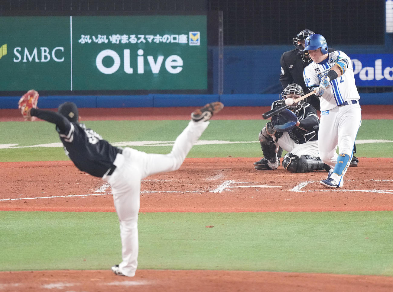 DeNA対ソフトバンク　7回裏DeNA2死一、二塁、左適時二塁打を放つ牧。投手尾形（撮影・鈴木みどり）
