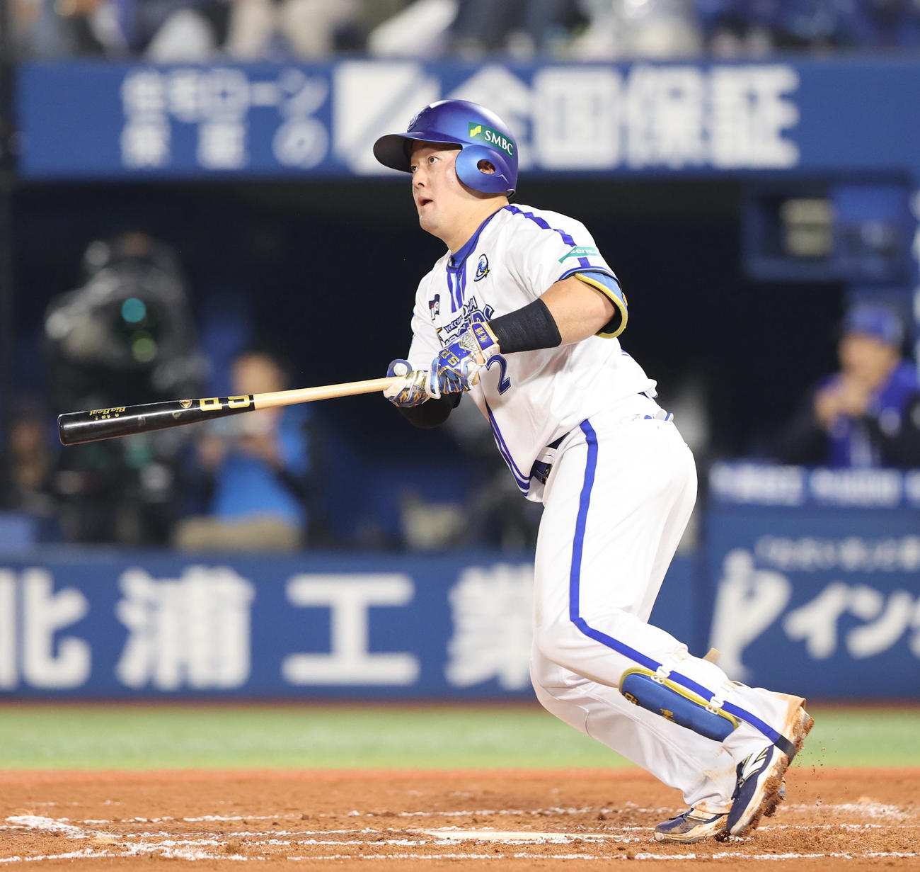 DeNA対ソフトバンク　7回裏DeNA2死一、二塁、牧は左越えに適時二塁打を放つ（撮影・梅根麻紀）