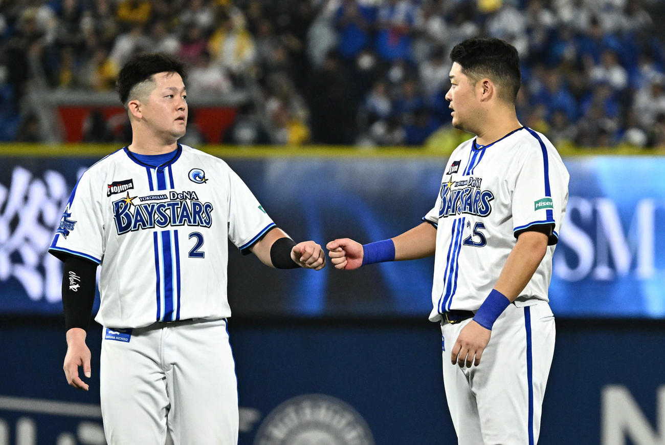 DeNA対ソフトバンク　7回裏を終えグータッチするDeNA牧（左）と筒香（撮影・滝沢徹郎）