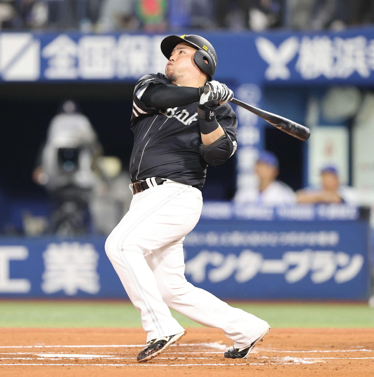 DeNA対ソフトバンク　1回表ソフトバンク2死一塁、山川は左越えに先制となる2点本塁打を放つ（撮影・梅根麻紀）